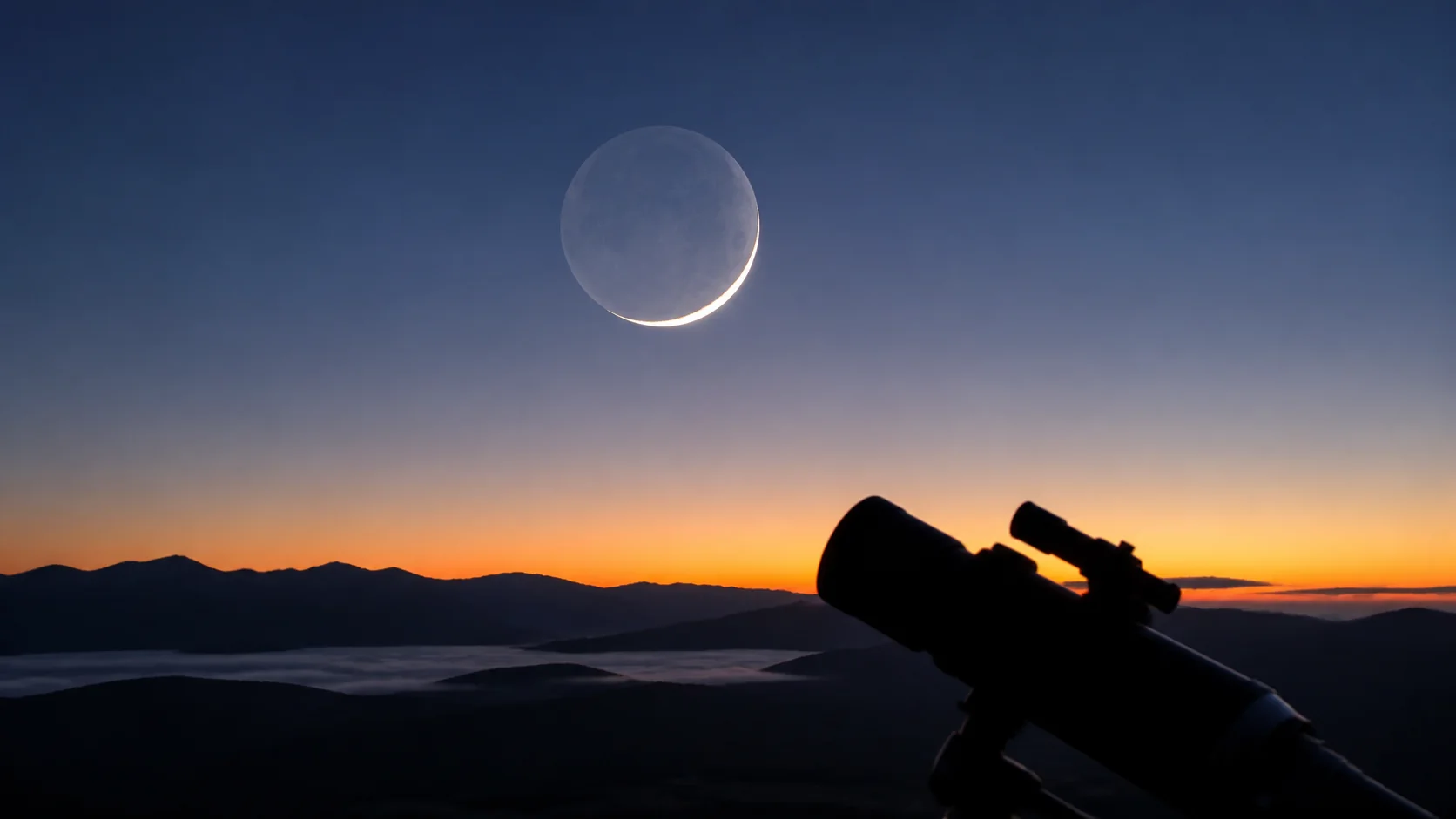 Fin croissant lunaire dont la partie sombre reste visible par lumière cendrée