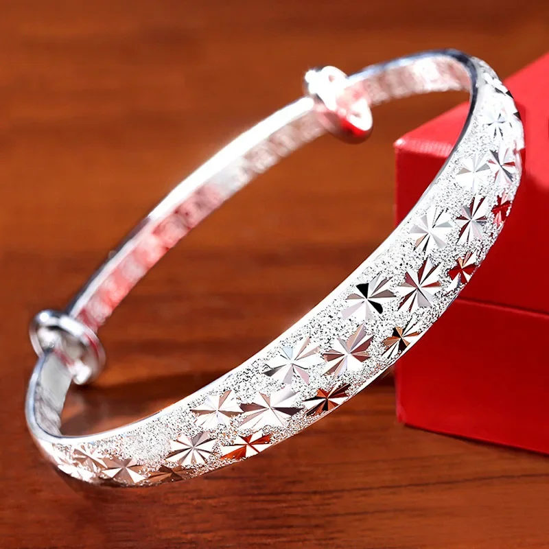Bague Étoile Reliefée – Anneau Ouvert Argenté