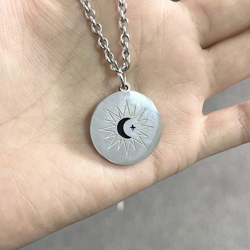 Collier Médaille Lune et Étoile – Acier Inoxydable – Image 2
