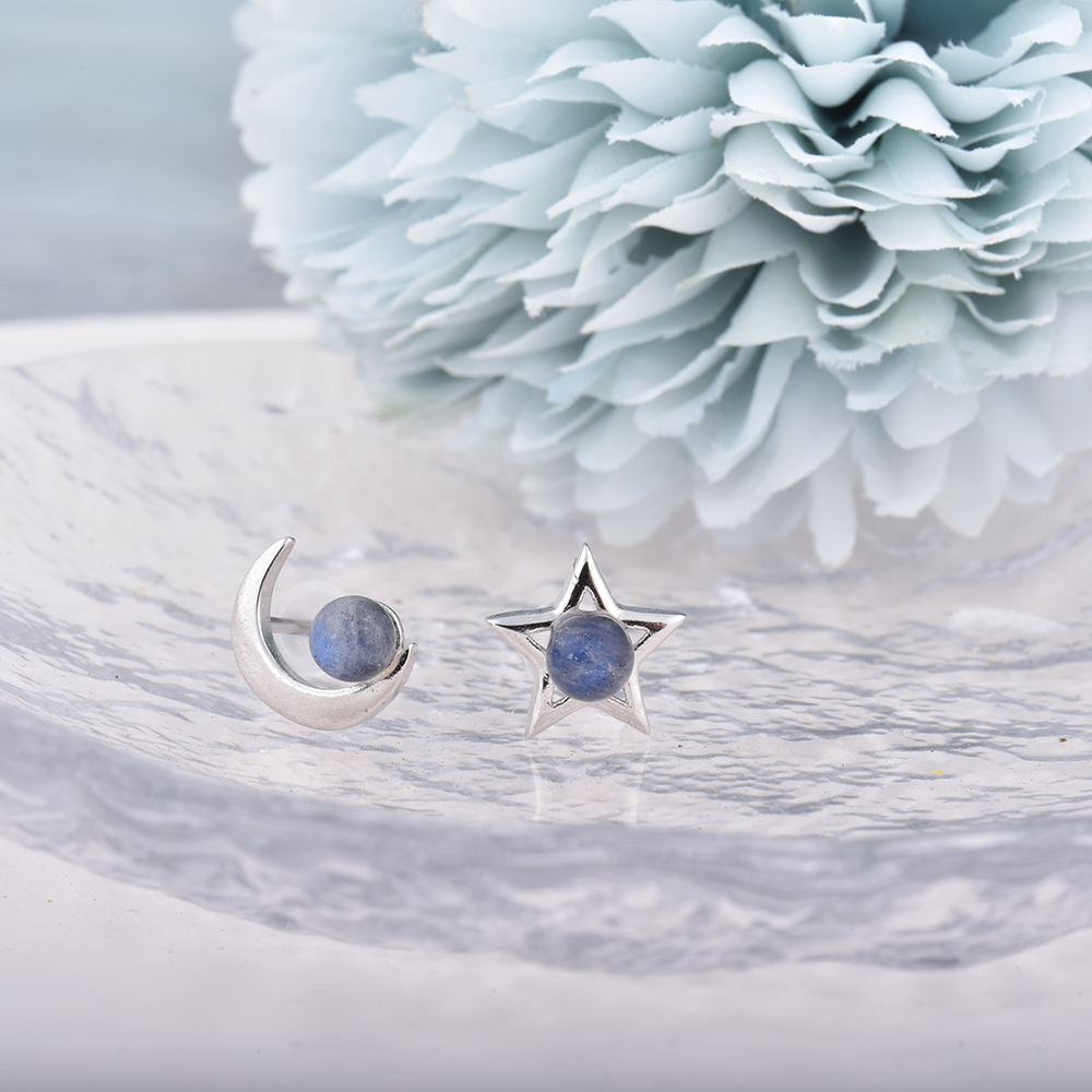 Boucles Asymétriques Lune & Étoile – Labradorite Naturelle Bleutée