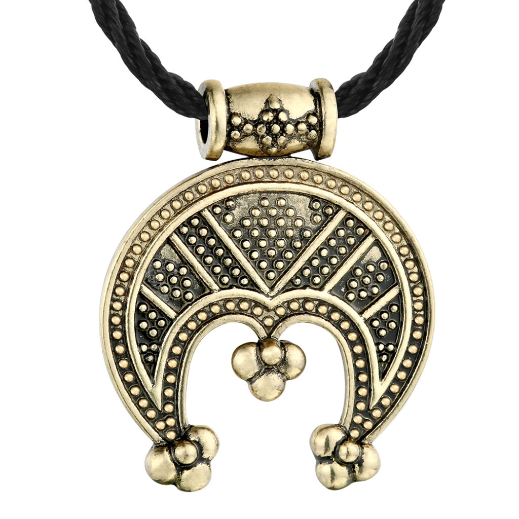 Collier Croissant de Lune Argenté – Médaillon Ajouré sur Cordon