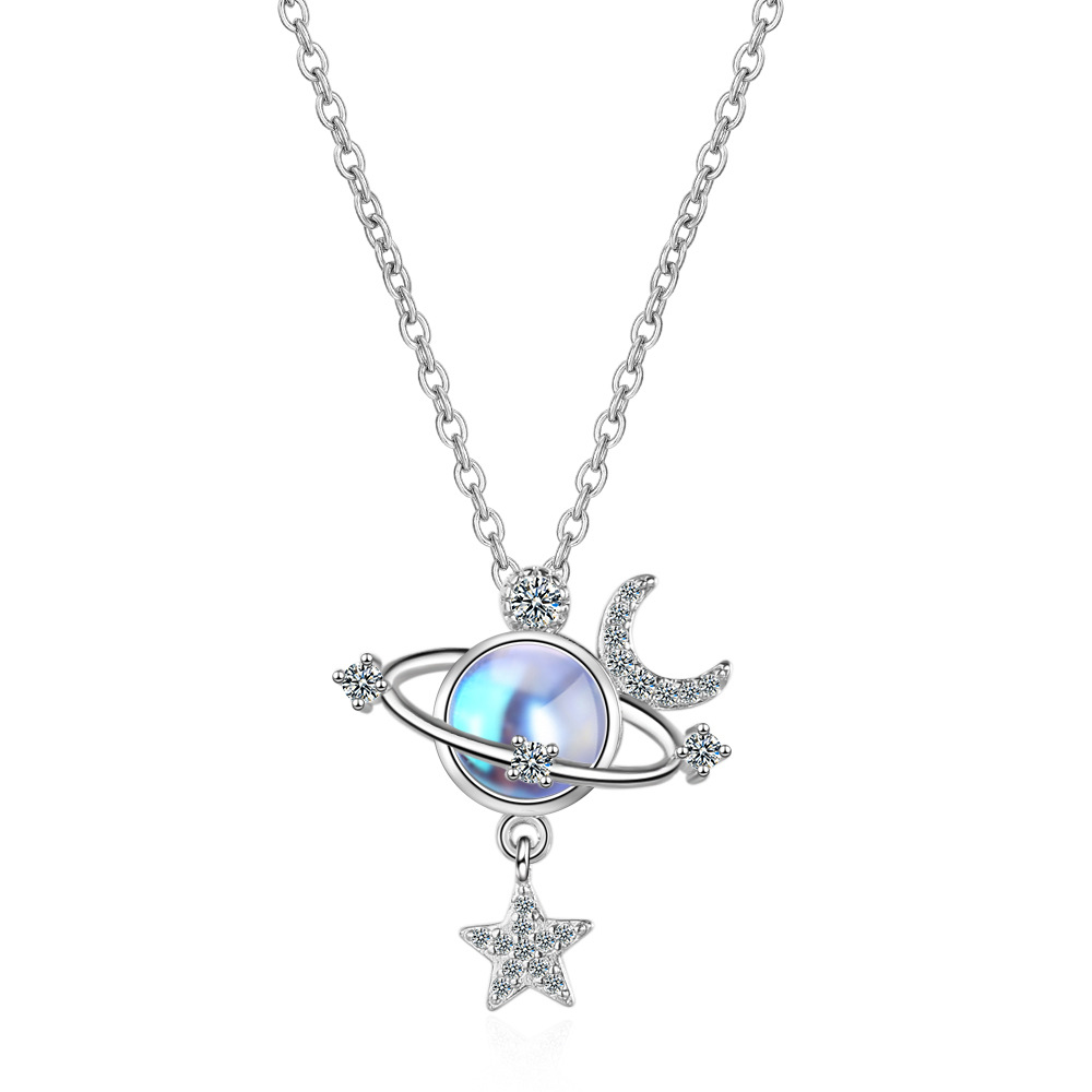 Collier Planète Opale, Lune & Étoiles – Éclat Argenté
