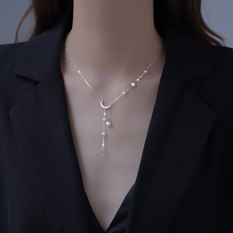 Collier Croissant de Lune & Perles – Éclat Argenté