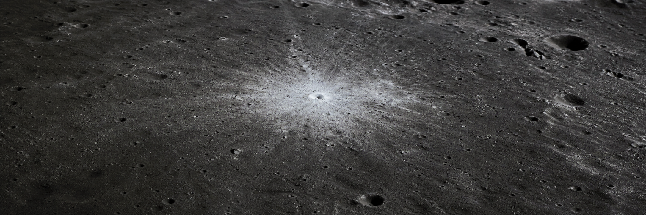 Petit cratère lunaire entouré d’éjectas clairs après un impact