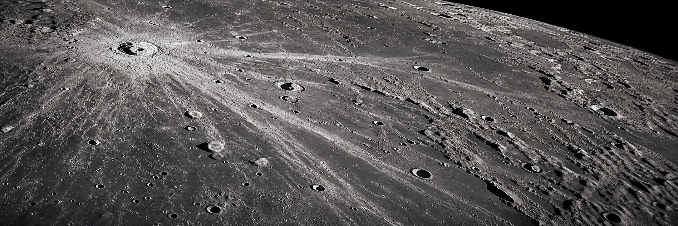 Éjectas clairs traversant un terrain lunaire ancien