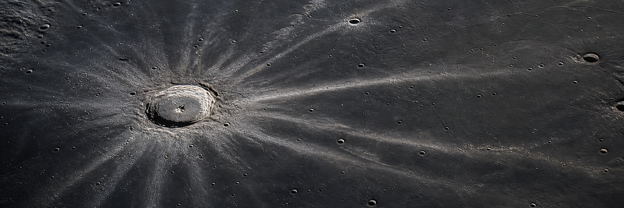 Les rayons lunaires : les éclats blancs qui racontent les impacts