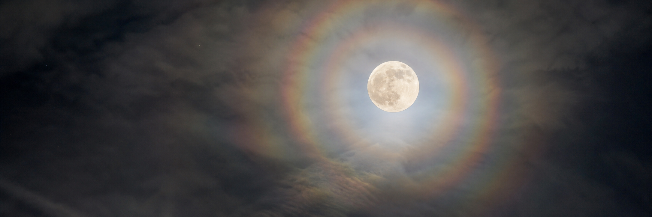 Couronne colorée formée autour de la Lune par la diffraction
