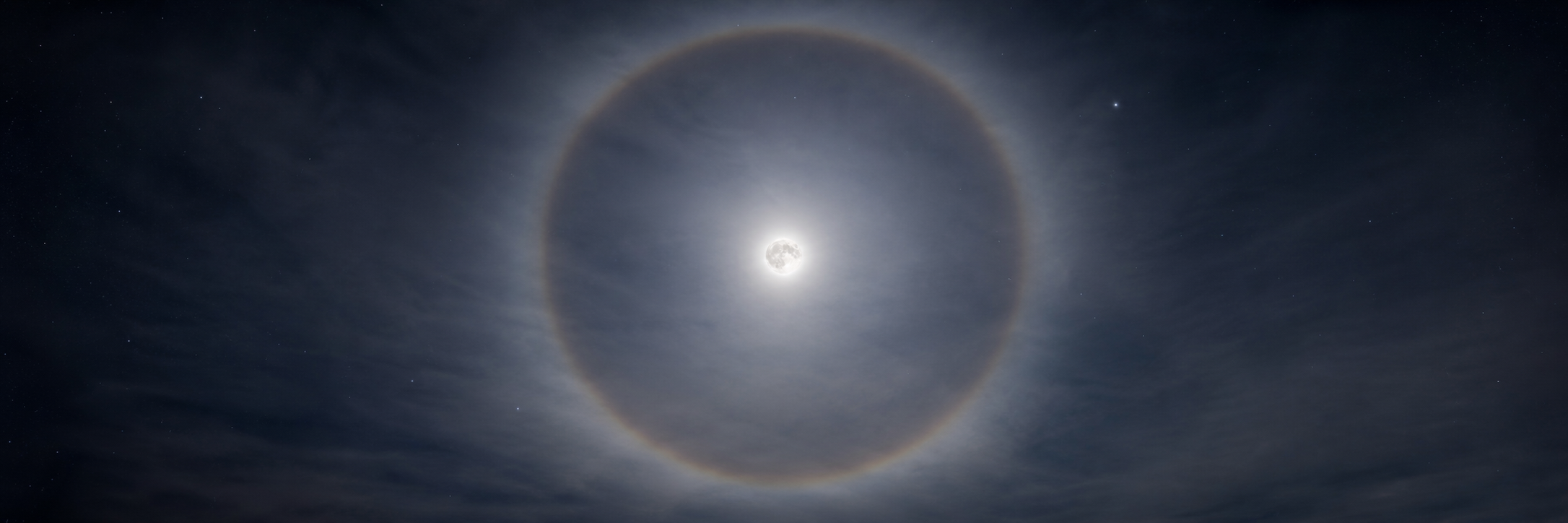 Halos et couronnes autour de la Lune : lire la lumière dans l’atmosphère terrestre