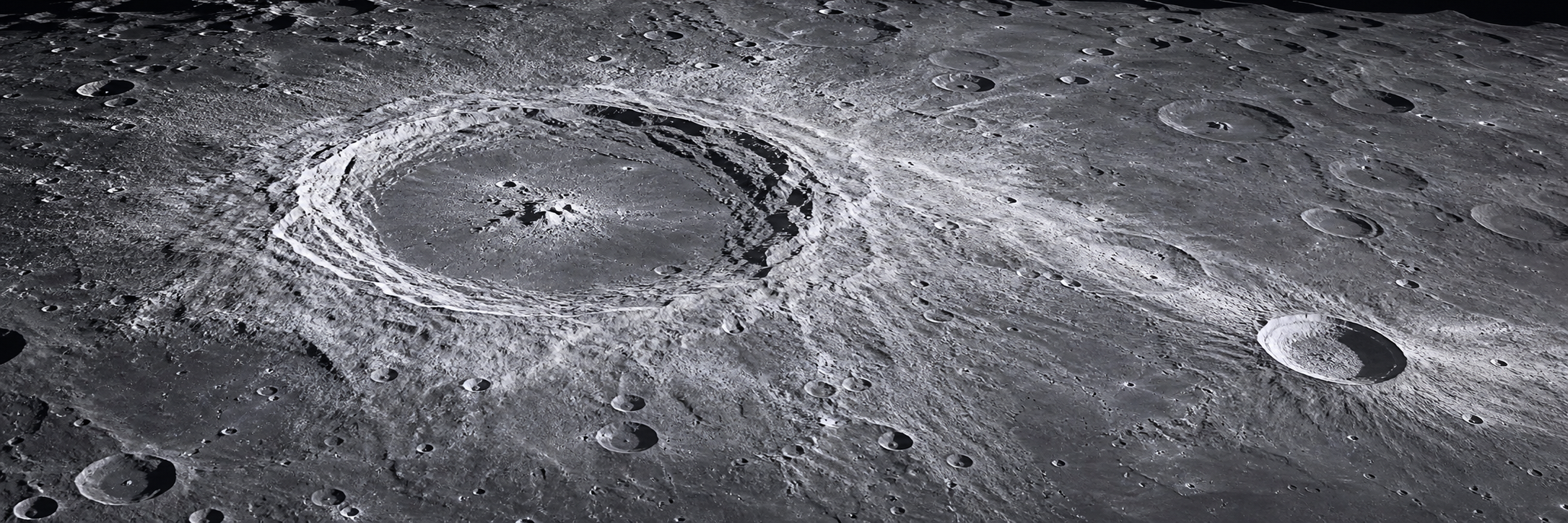 Bassin d’impact lunaire montrant plusieurs générations de reliefs