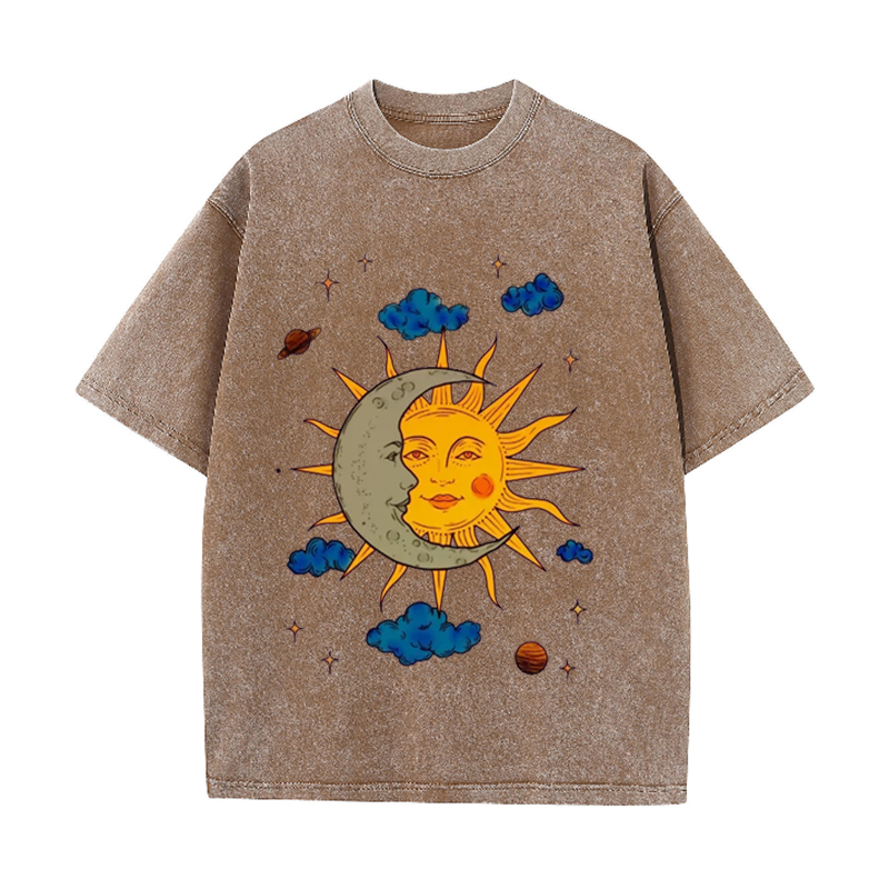 T-shirt soleil et lune camel délavé – Graphisme céleste vintage