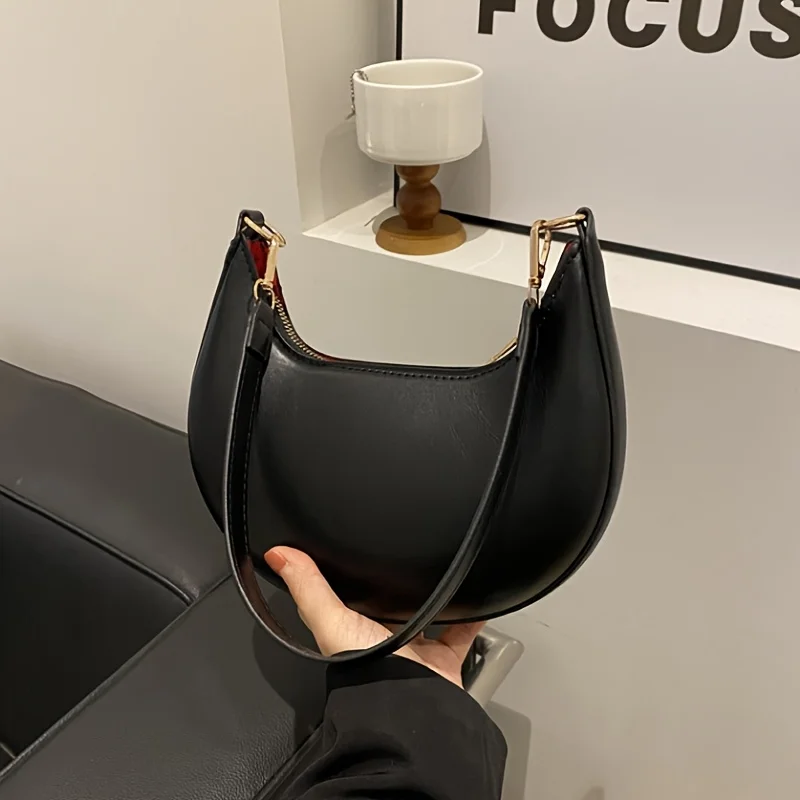 Sac demi-lune noir – Bandoulière et ligne incurvée