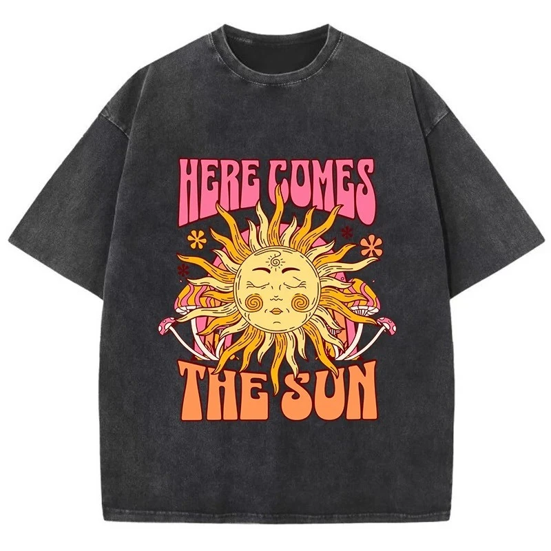 T-shirt Here Comes the Sun – Soleil rétro sur coton noir délavé