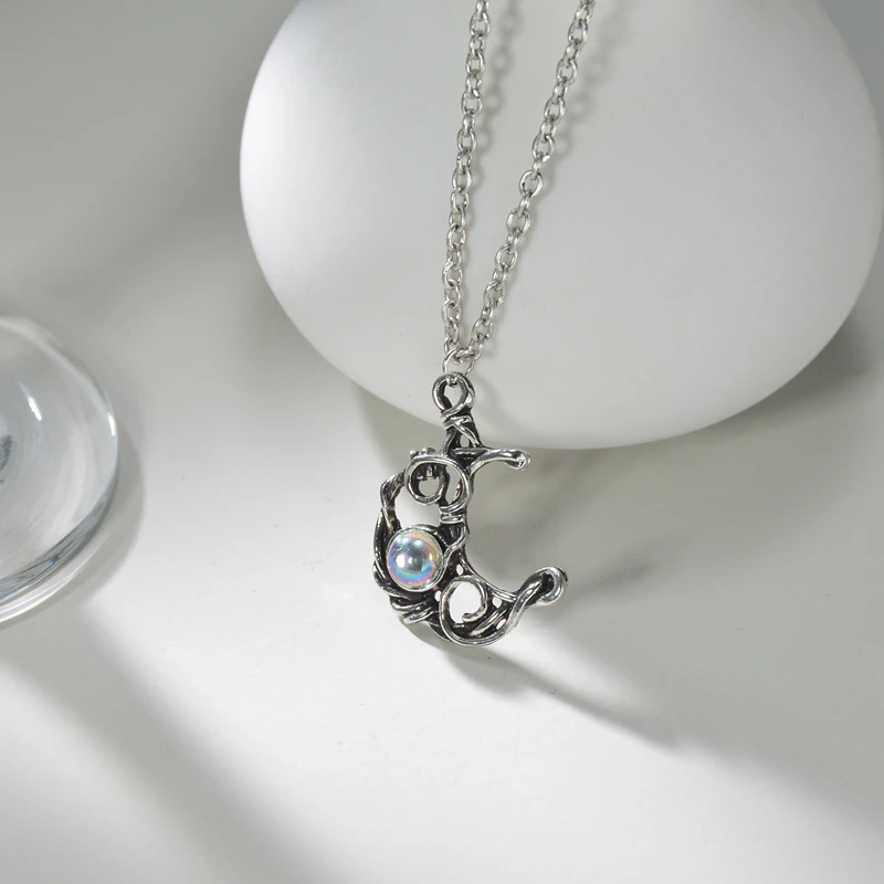 Pendentif Croissant de Lune – Reflet Opalin sur Chaîne Argentée