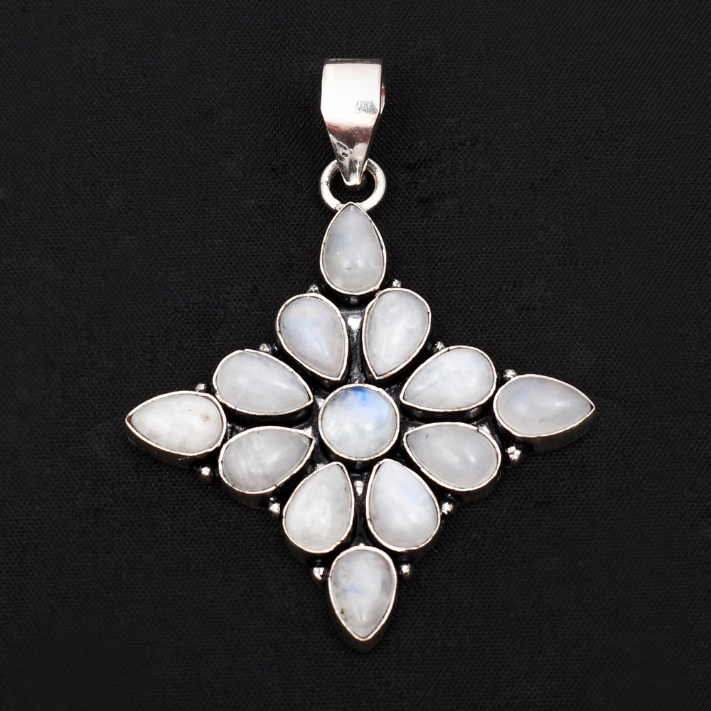 Pendentif floral en pierre de lune bleutée – Reflets célestes