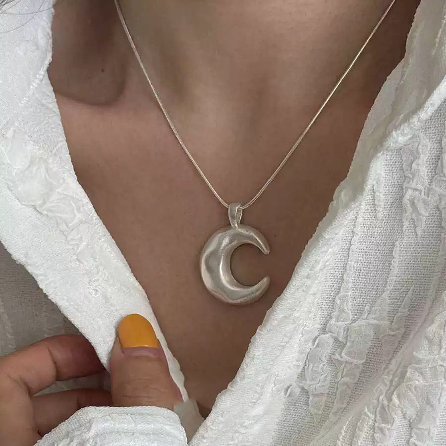 Collier Croissant de Lune – Médaillon Argenté & Chaîne Fine