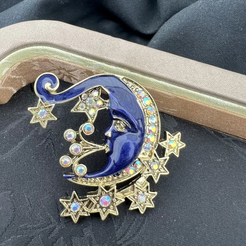 Broche Croissant de Lune Bleu Nuit – Étoiles & Éclat Opalin