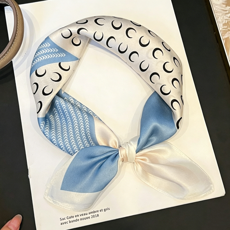 Foulard Satiné Croissants de Lune – Bleu & Ivoire
