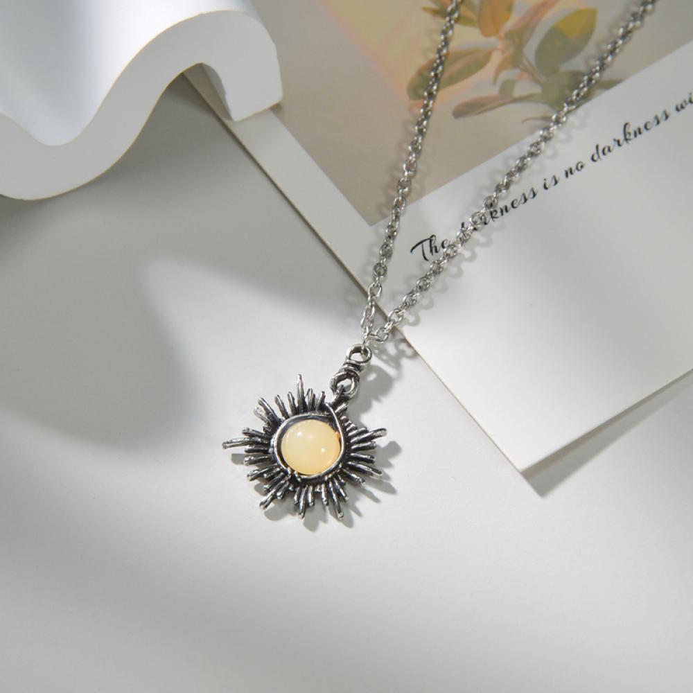 Collier Astre Solaire – Médaillon Pierre Claire