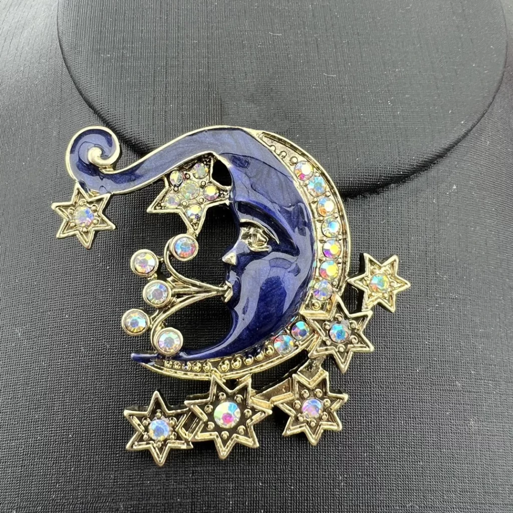 Broche Croissant de Lune Bleu Nuit – Étoiles & Reflets