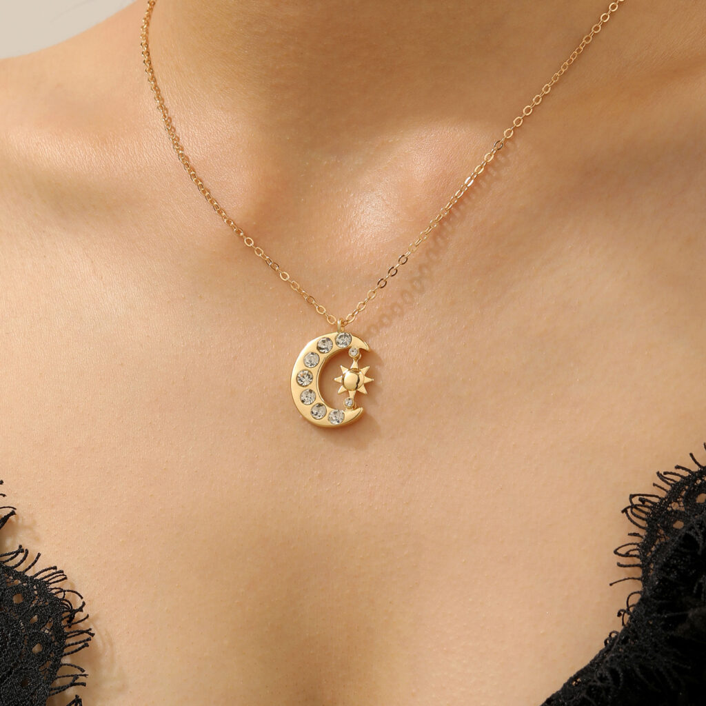 Collier Soleil & Lune – Croissant Doré et Éclats Cristallins