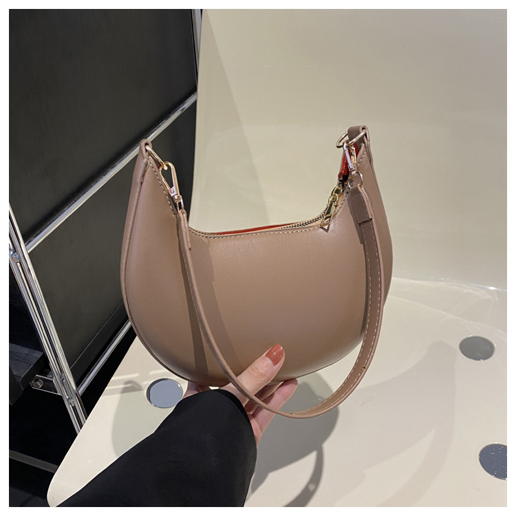 Sac Bandoulière Croissant – Silhouette Lune Beige
