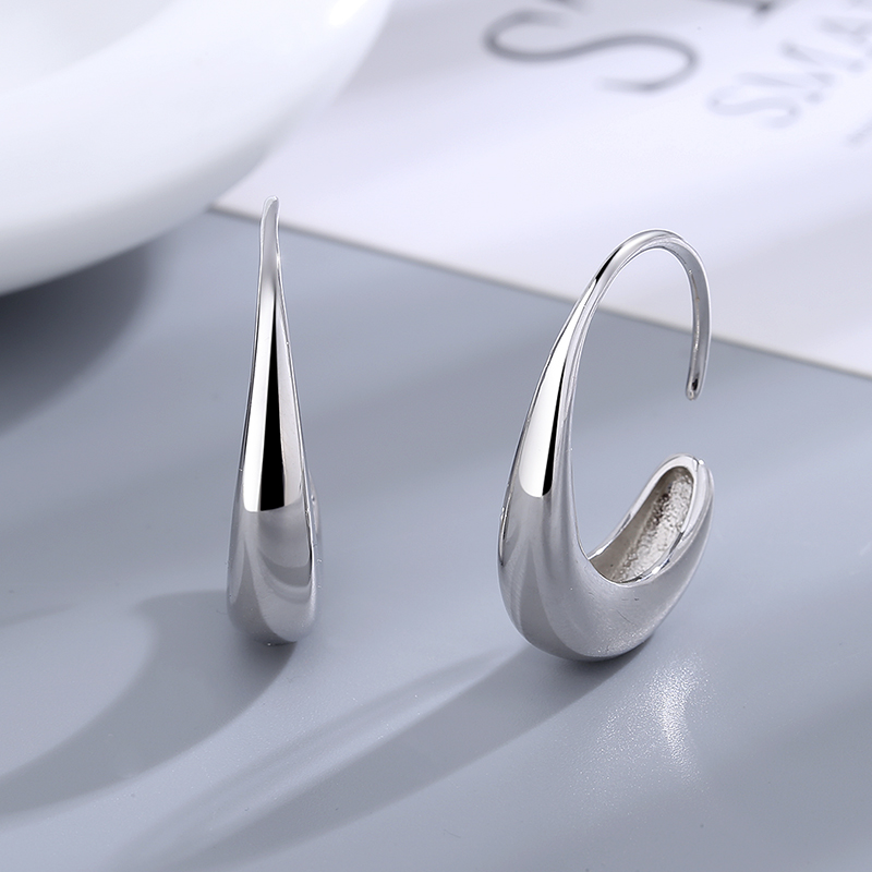 Boucles d’oreilles Croissants d’Argent – Éclat Sculptural