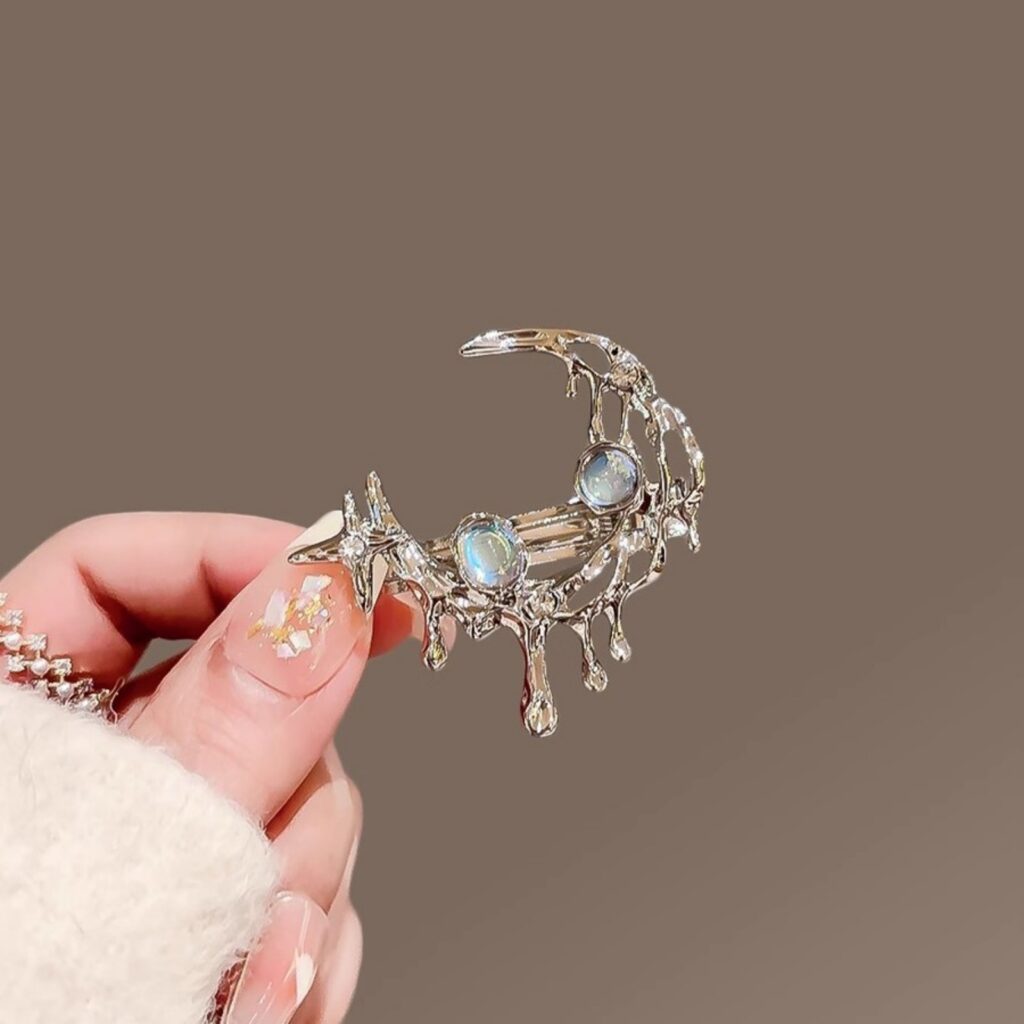Barrette Croissant de Lune – Éclat Argenté & Strass Bleus