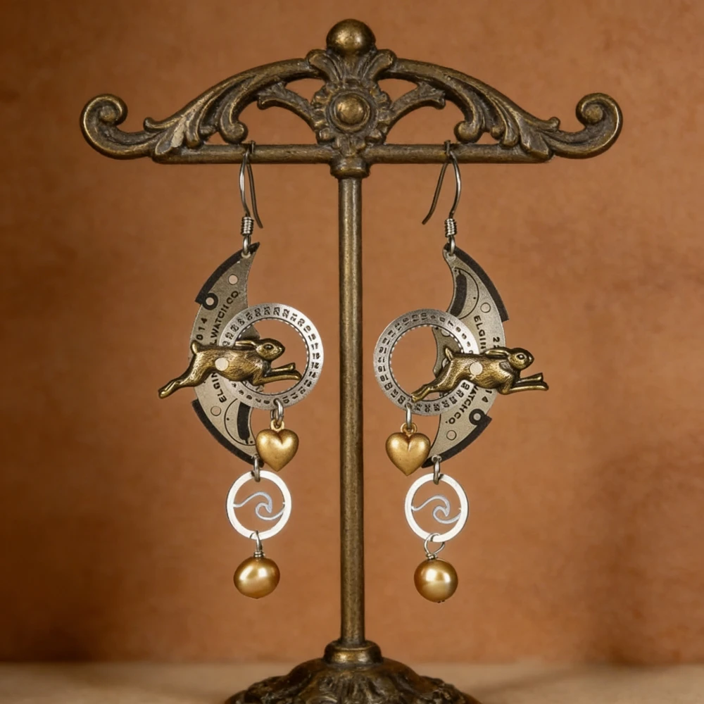 Boucles d'oreilles lapin mécanique  -  lune et finition bronze