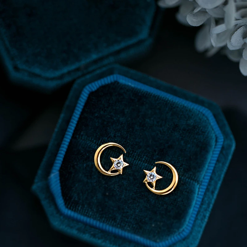 Puces d’oreilles lune et étoile dorées S925 – zirconium