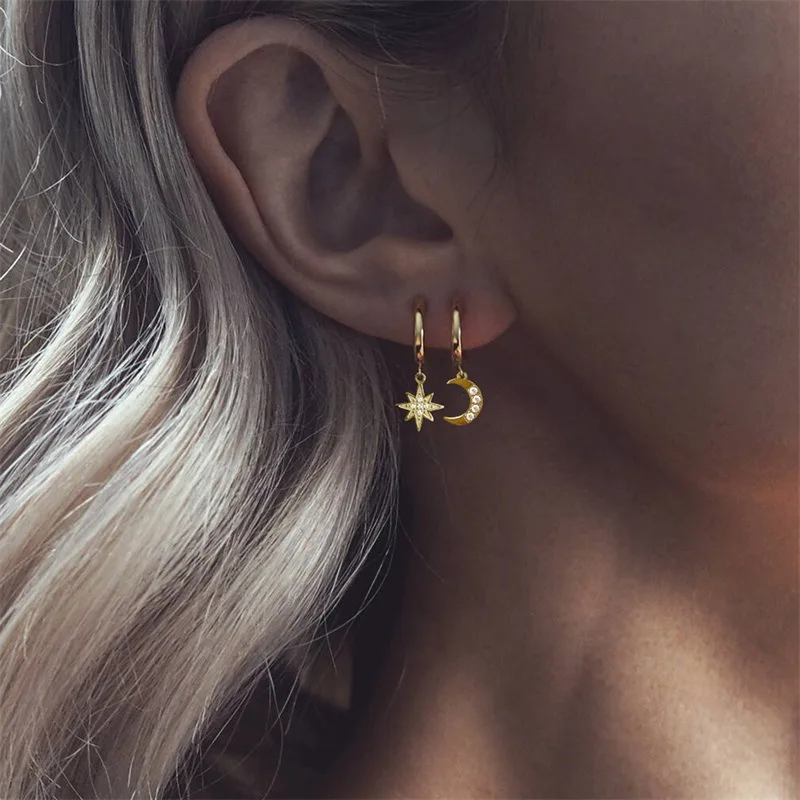 Boucles d’oreilles asymétriques lune et étoile dorées – 50 × 35 mm